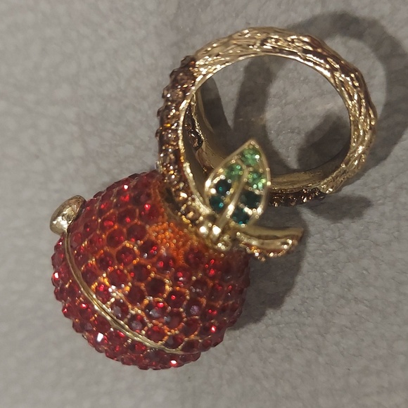 Betsey Johnson VINTAGE APPLE LOCKET RING WITH GEMSTONES & CHARM - Picture 10 of 15